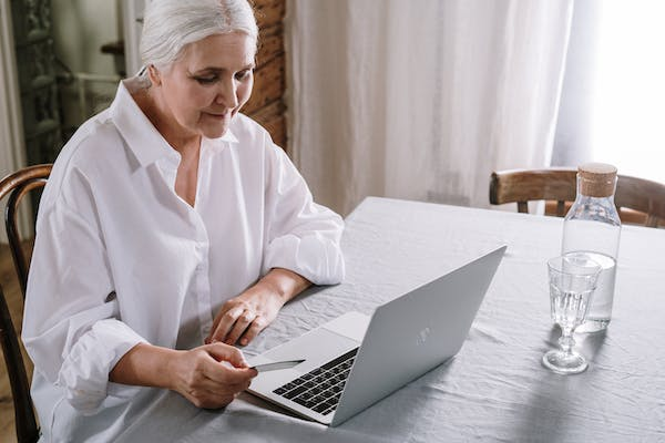 Fifty-Five-Plus_Woman_Using_Laptop_Sun_City_California